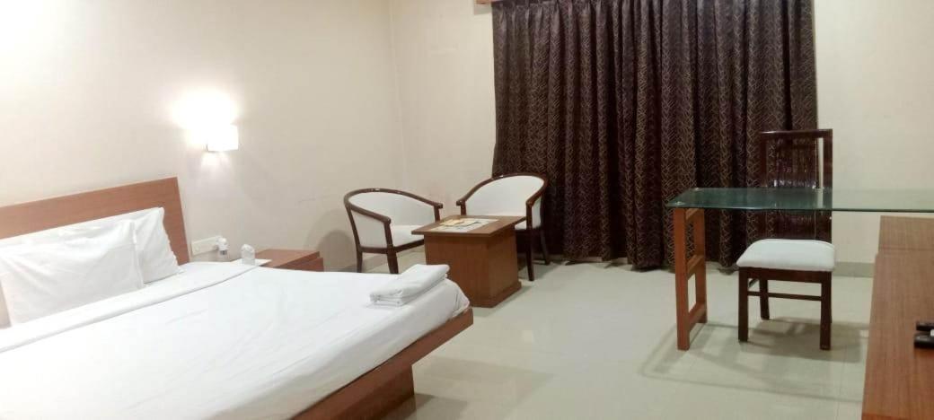 Grand Samdareeya Hotel Jabalpur Bagian luar foto